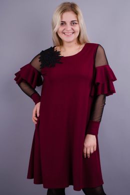 Une élégante robe pour femmes plus la taille. Bordeaux.485131272 485131272 photo