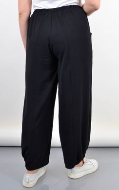 מכנסי נשים בקיץ הם בגודל פלוס. שחור .485141812 485141812 צילום