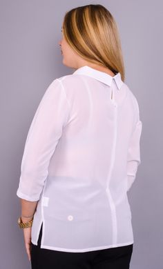 Eine elegante weibliche Bluse von Plusgrößen. Weiß.485130786 485130786 photo