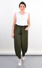 Le pantalon féminin d'été est de taille plus. Olive.485141811 485141811 photo