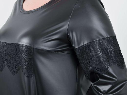 Tunique féminine de taille plus de cuir avec dentelle. Noir.485141782 485141782 photo